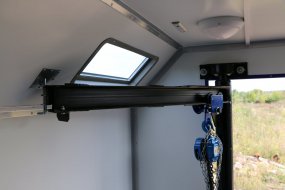 Грузоподъемное оборудование расположено внутри фургона (фото)